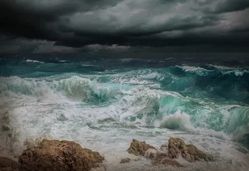 Photo sur Plexiglas Eau Vue sur la mer orageuse près du littoral le soir. Vagues, éclaboussées