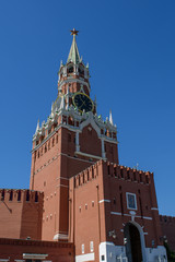 Fototapeta na wymiar Spasskaya tower of the Moscow Kremlin with clock chimes against the blue sky