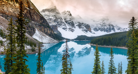 Die Sonne strahlt hinter den Bergen des Moraine Lakes hervor