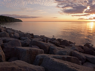 Sonnenuntergang an einem Sommerabend in Hällekis am Vänernsee in Schweden 