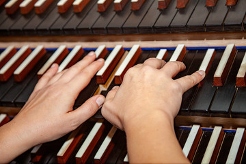 Hände spielen Bach an der Orgel