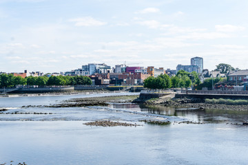 Stadt Limerick in Irland mit dem Fluss Shannon