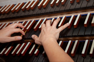 Hände spielen Bach an der Orgel