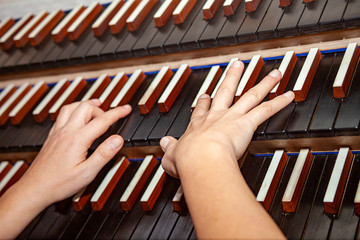 Hände spielen Bach an der Orgel