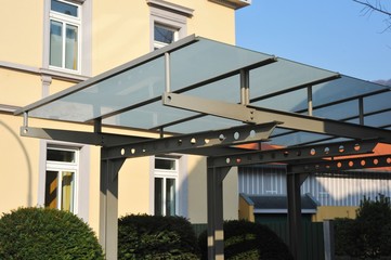 Glas-Vordach an einem Wohnhaus