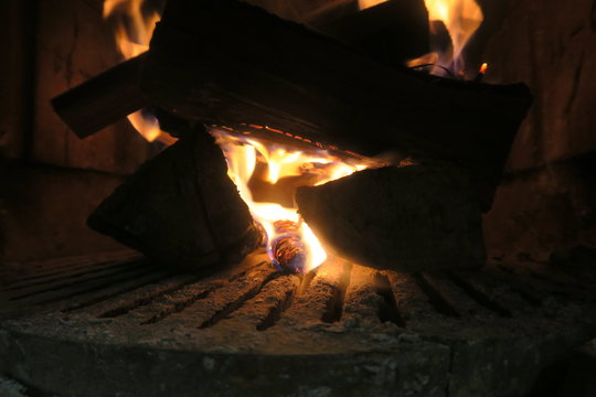 brennendes kaminholz holzscheite holzscheid flamme feuer ofen kamin