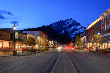 Downtown Banff with Cascade Mountain at night, Banff National Park - obrazy, fototapety, plakaty