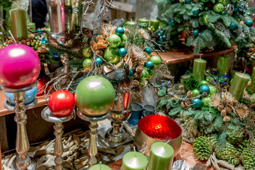 Weihnachtliche Schaufensterdekoartion mit einem festlich geschmückten Adventskranz