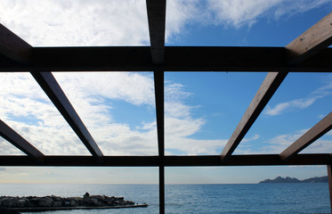 Struttura in legno con cielo azzurro