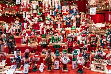 Weihnachtliche Schaufensterdekoartion mit Nusknackern