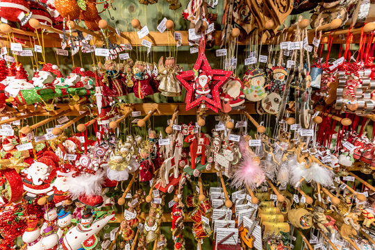Weihnachtsmarktstand mit bunten Christbaumanhängern auf dem Wiesbadener Weihnachtsmarkt