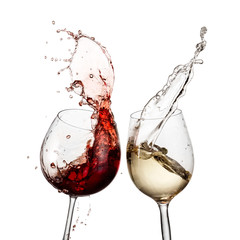 Éclaboussure de verres à vin rouge et blanc
