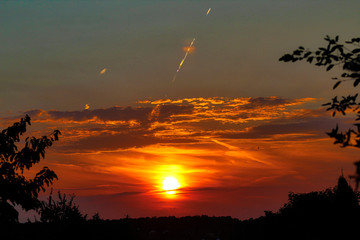 Sonnenuntergang im Saarland - Sonne scheint in tiefem Rot