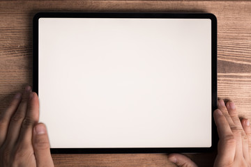 tablet pc auf holz tisch