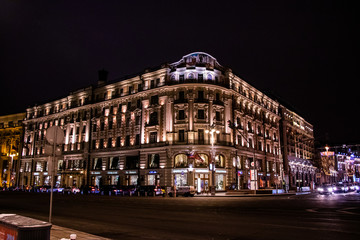 Fototapeta na wymiar old building at night