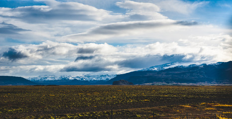 Fototapeta premium Beautiful and colorful blue skies with clouds and mountains in the background.