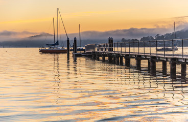 Obraz premium Sunrise and Low Clouds on the Bay