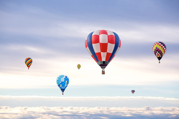 雲を背景に浮かぶ複数の熱気球。希望、夢、ノンビリ、スローイメージ