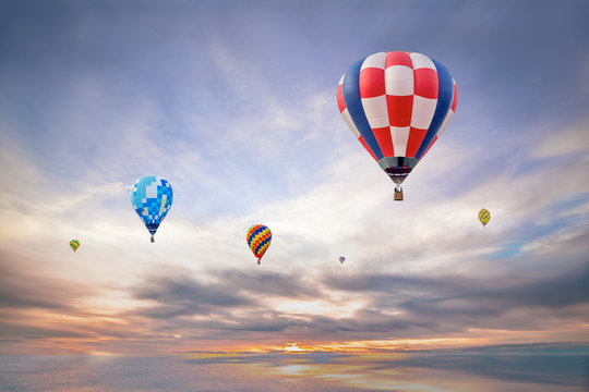 朝日の空をフライトする数機の熱気球。夢、ノンビリ,スローイメージ