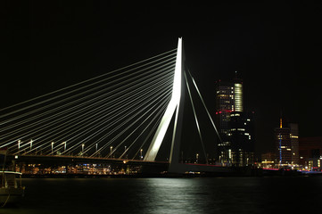 Fototapeta na wymiar Skyline von Rotterdam in der Nacht