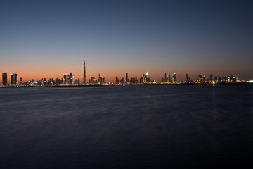 Obraz premium Dubai slyline from Dubai Creek Harbour and Dubai canal to Downtown and Business Bay, United Arab Emirates