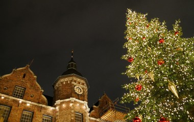 Rathaus Düsseldorf mit Weihnachtsmarkt
