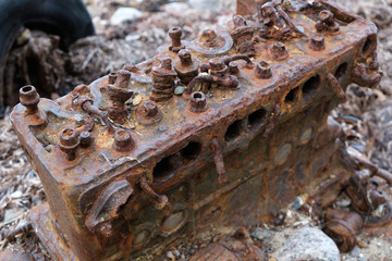 Unbrauchbarer Motor wurde illegal am Strand entsorgt