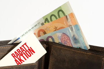 Euro Geldscheine, Geldbörse und ein Hinweis auf Rabatt Aktion