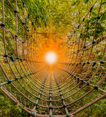 Hängebrücke mit Sonnenlicht