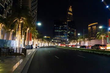 Fototapeta na wymiar Walk through the streets of the night in Dubai.