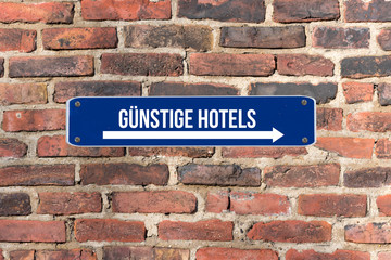 Fototapeta premium Eine Tafel mit dem Hinweis auf günstige Hotels