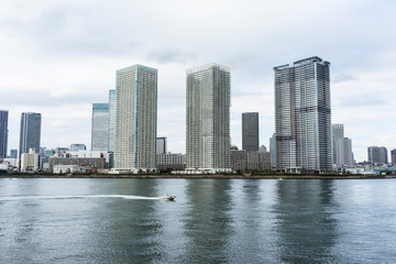 Fototapeta na wymiar 東京の運河沿いの風景