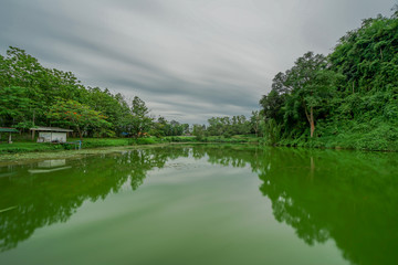 Obraz premium Green Mountain reflected in the lake. Chiangrai, Thailand