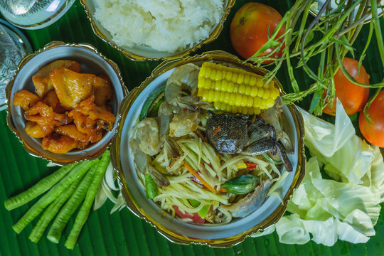 Som tam poo pla ra kung sod (Papaya Salad put black crabs, pickled fish and fresh shrimp) is popular native food, Eat with sticky rice and grilled chicken. You will have a wonderful eating experience.