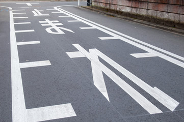 道路の止まれのサイン