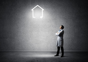 Obraz premium Doctor with house symbol