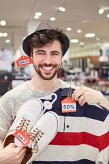 Glücklicher Kunde mit Sonderangeboten