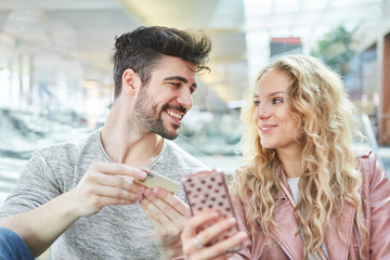 Junges Paar macht online Shopping