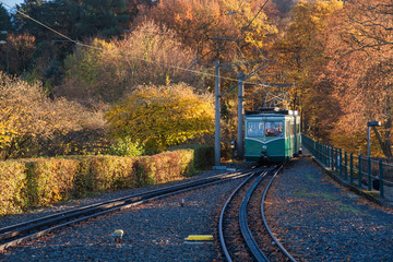 Die Drachenfelsbahn in Königswinter im Herbst
