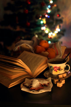 A cup of tea and an open book in the evening.