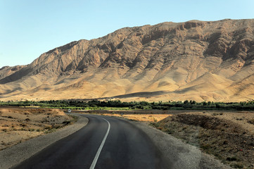 Fototapeta premium Straße im mittleren Atlas, zwischen Fés und Erfoud, Marokko, Afrika