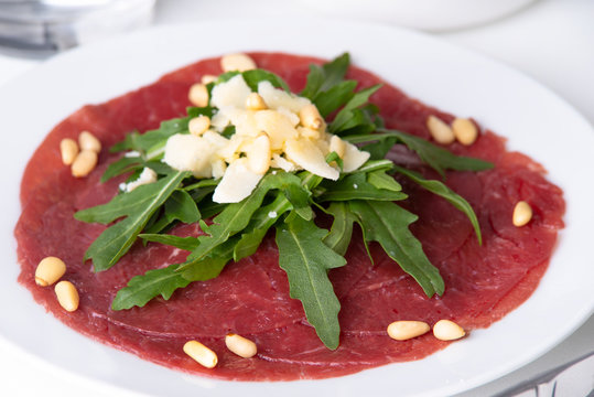 Frisches Rinder-Carpaccio mit Rucolasalat und Parmesan