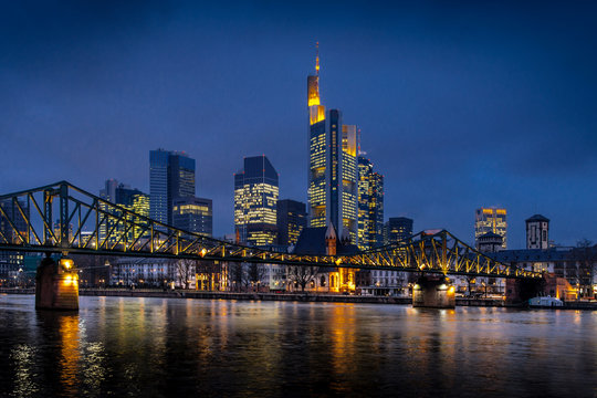 Frankfurter Skyline bei Nacht