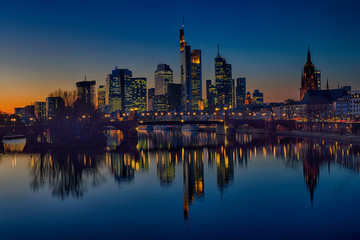 Fototapeta na wymiar Frankfurter Skyline bei Nacht