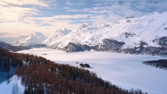 Winter in Engadin, Schweiz - Drohnenflug in 4K