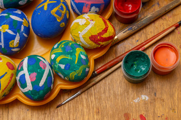 Fototapeta na wymiar Eggs for Easter and brushes