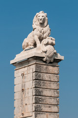 Obraz premium Löwen als Brückenpfeiler in Arles