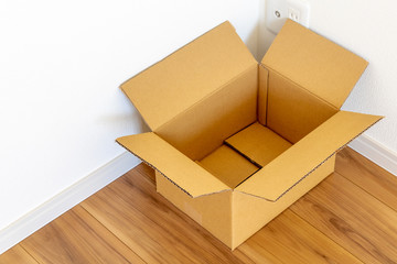 新築住宅の部屋とダンボール箱
