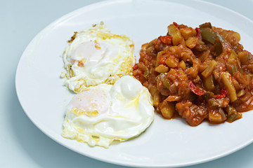 Huevos fritos y pisto de verduras.