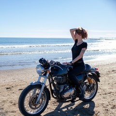 Fototapeta na wymiar Motocicleta en la playa
